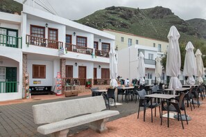 Outdoor dining - Apartment 'Apartamento E' with Sea Views, Private Terrace and Wi-Fi (La Fajana)