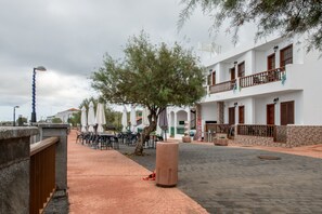 Outdoor dining - Apartment 'Apartamento E' with Sea Views, Private Terrace and Wi-Fi (La Fajana)