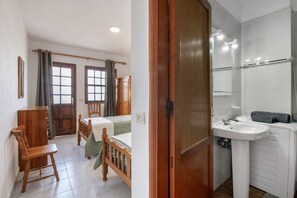 1 bedroom, free WiFi, bed sheets - Apartment 'Apartamento E' with Sea Views, Private Terrace and Wi-Fi (La Fajana)