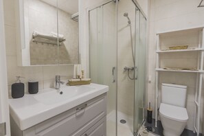 Douche, sèche-cheveux, serviettes fournies