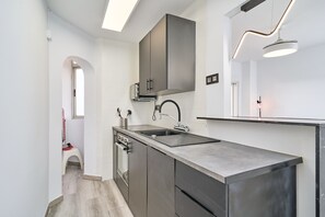 Kühlschrank, Mikrowelle, Ofen, Herdplatte