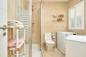 Shower, hair dryer, towels