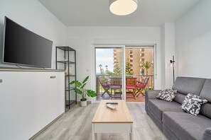 TV - Apartment 'Apartamento Son De Mar Gondolas' with Sea View, Shared Pool and Wi-Fi (Velilla-Taramay)