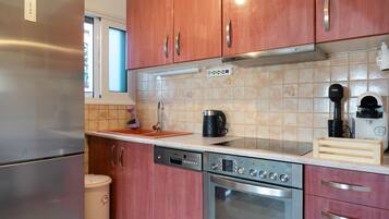 Kühlschrank, Ofen, Herdplatte, Wasserkocher mit Kaffee-/Teezubehör