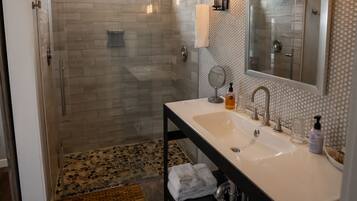 Chuveiro, secador de cabelo, toalhas de banho