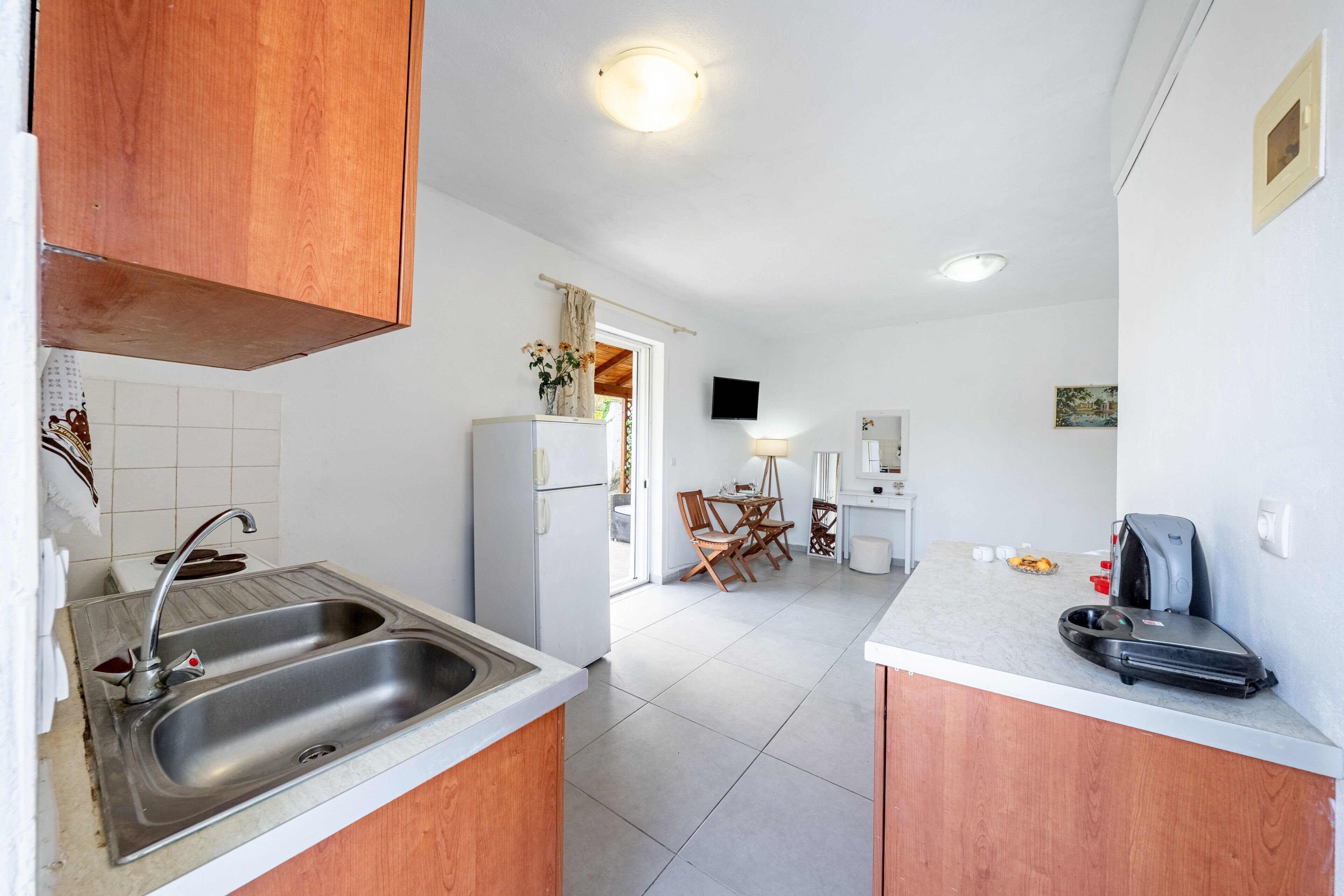 Fridge, oven, stovetop, coffee/tea maker