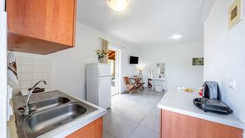 Réfrigérateur, four, plaque de cuisson, cafetière/bouilloire