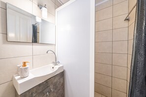 Chuveiro, secador de cabelo, toalhas de banho