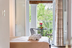 1 habitación, tabla de planchar con plancha, wifi gratis y ropa de cama 