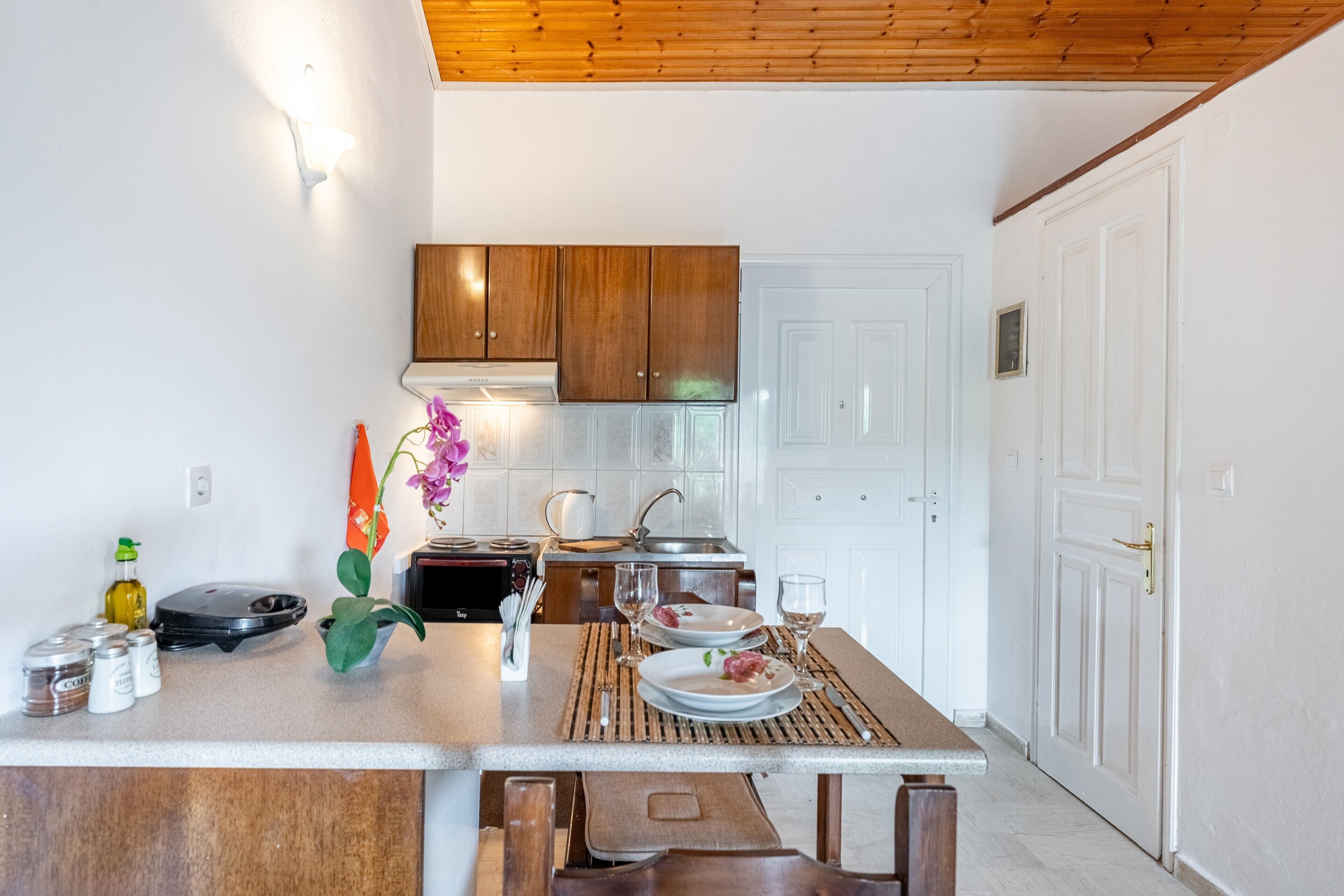Fridge, oven, stovetop, coffee/tea maker