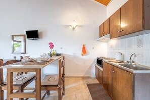 Refrigerador, horno, parrilla de estufa y cafetera y tetera 