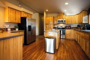 冷蔵庫、電子レンジ、オーブン、コンロ