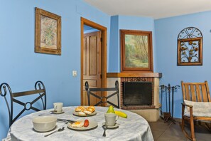 Dining - Apartment 'Apartamentos Puente Del Narcea 2' with Mountain Views, Private Terrace and Wi-Fi (Cibuyo)