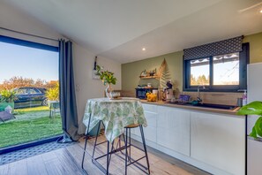 Réfrigérateur, four à micro-ondes, un four, surface de cuisson