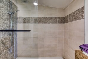 Dusche, Haartrockner, Handtücher