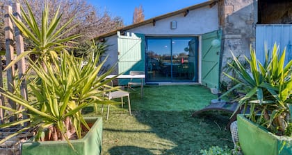 Studio Apartment 'Lovestudio Spa Privé Arles Campagne' with Private Terrace and Shared Garden