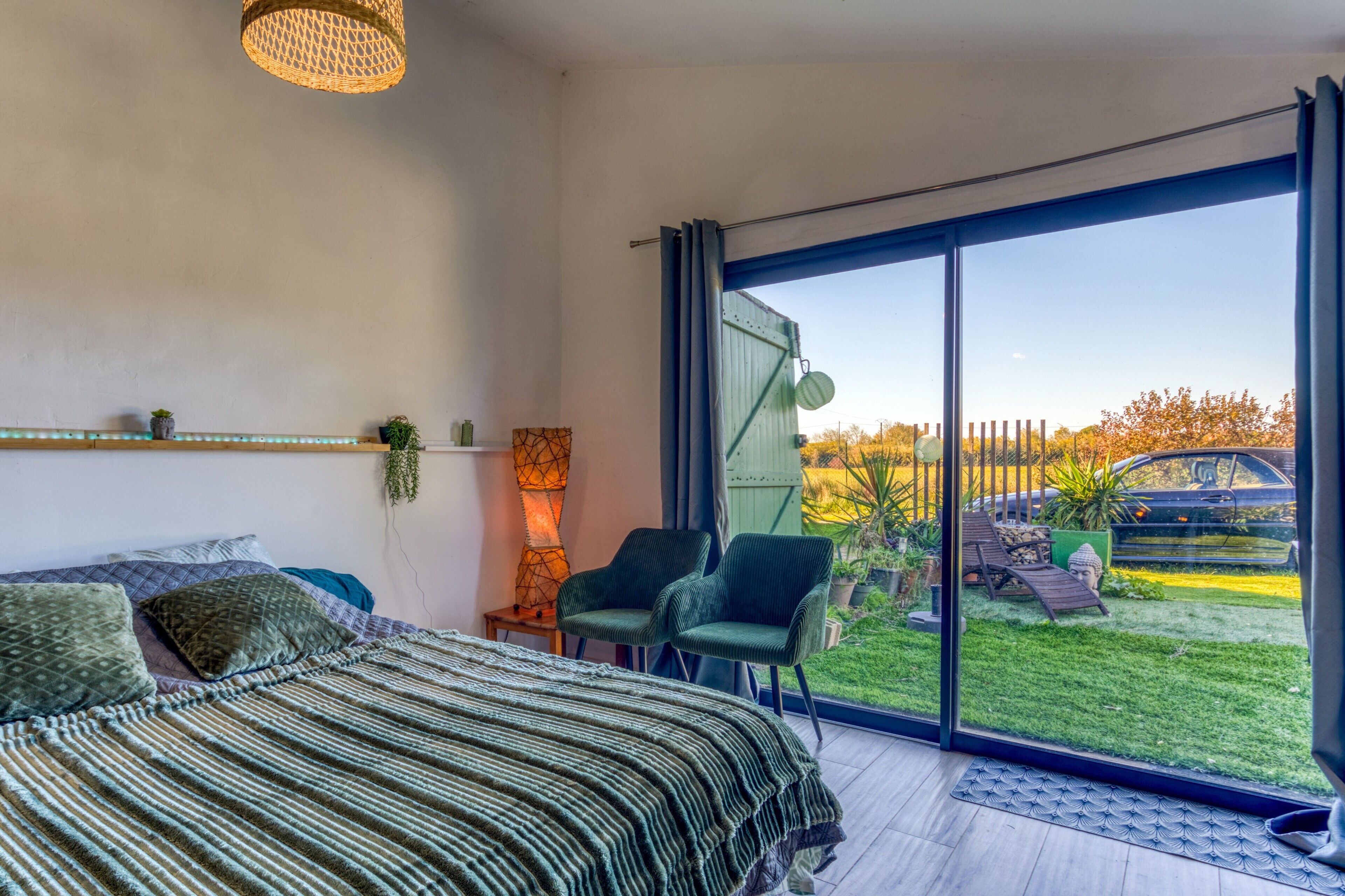 1 bedroom, bed sheets