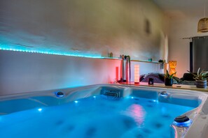 Interior - Studio Apartment 'Lovestudio Spa Privé Arles Campagne' with Private Terrace and Shared Garden (Arles)