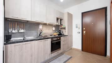 Frigorífico, horno, placa de cocina y lavavajillas