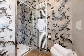 Shower, hair dryer, towels