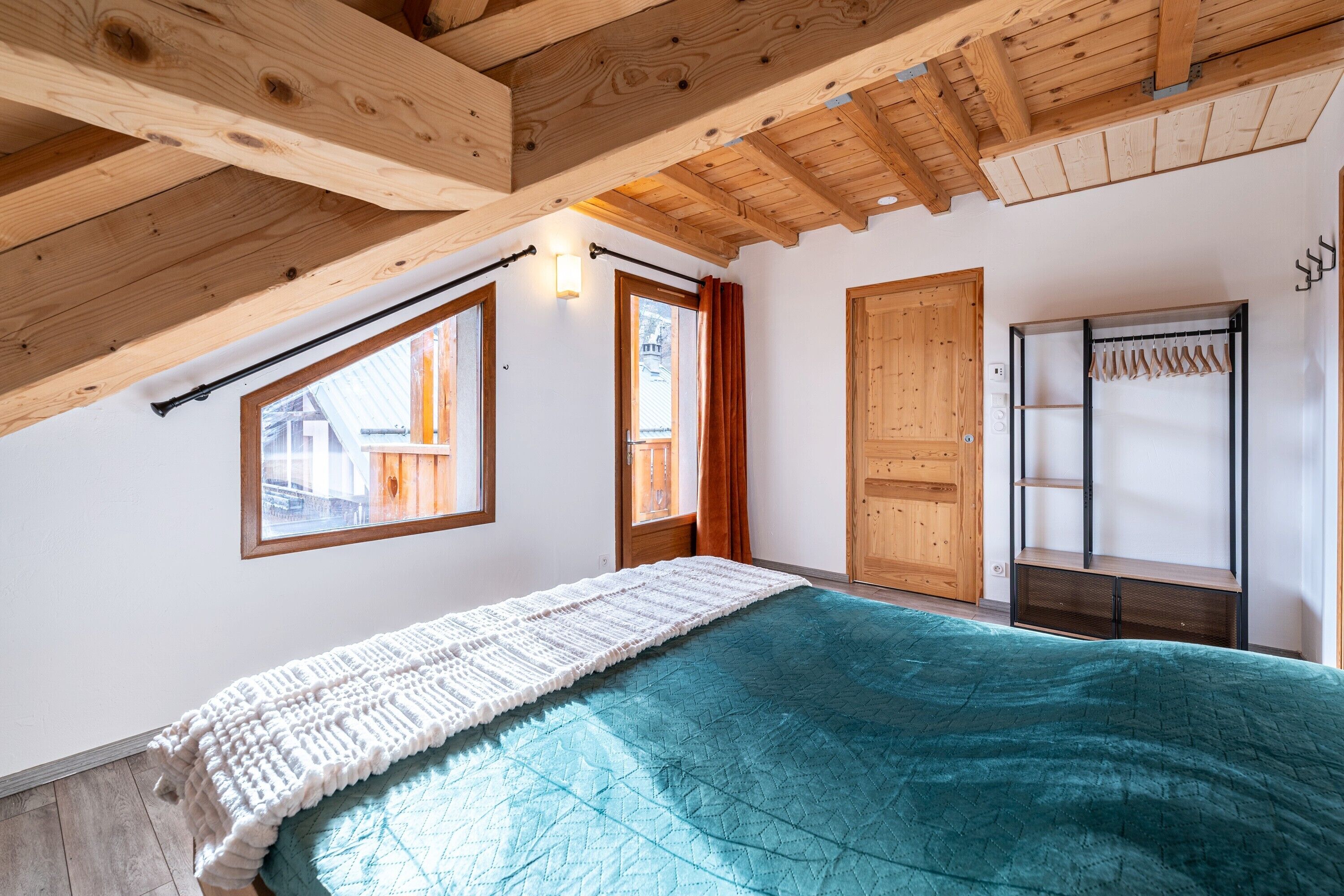 3 多间卧室、免费 WiFi、床单