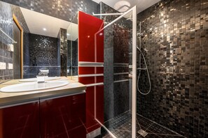 Een douche, handdoeken