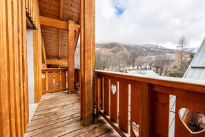 A wooden balcony with a view of a mountainous landscape. - Apartment 'Les Croës' with Mountain View, Private Terrace and Wi-Fi (Valloire)