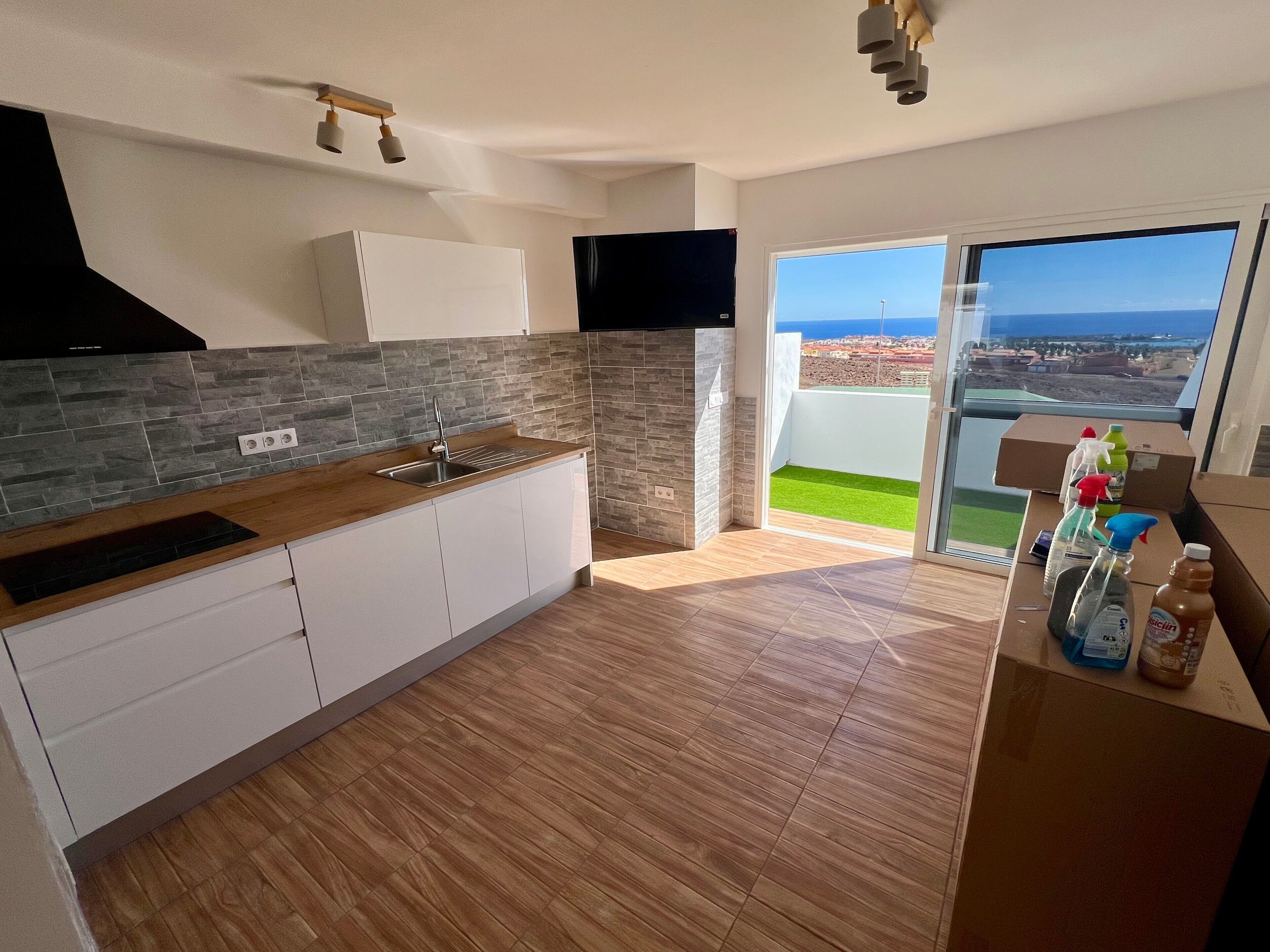 Réfrigérateur, four, plaque de cuisson, cafetière/bouilloire