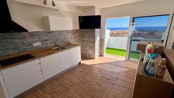 Réfrigérateur, four, plaque de cuisson, cafetiÚre/bouilloire