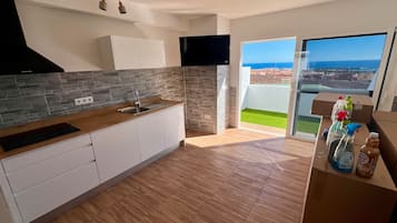 Een koelkast, een oven, een kookplaat, een koffiezetapparaat/waterkoker