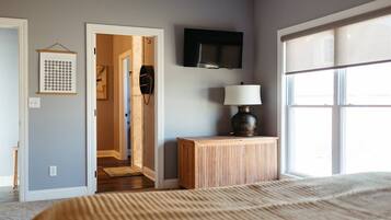 3 bedrooms, iron/ironing board, travel cot, WiFi