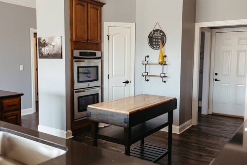 Stunner Golf Course View | Walkable to Club House