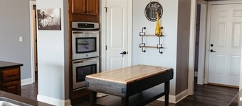 Stunner Golf Course View | Walkable to Club House