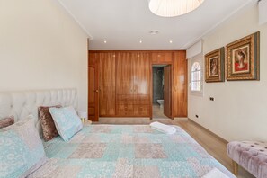 5 bedrooms, iron/ironing board, free WiFi, bed sheets