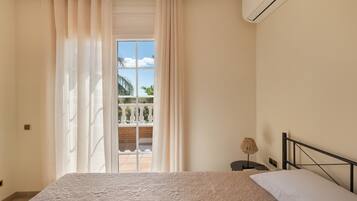 5 bedrooms, iron/ironing board, free WiFi, bed sheets