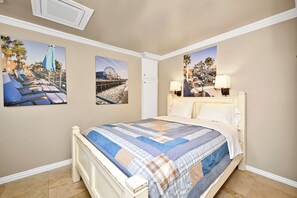 1 bedroom, WiFi - Secret Budget Friendly Studio Steps from the Ocean (Newport Beach)