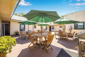 Outdoor dining - Apt next to Boardwalk, Pier, Beach, Dining & More (Newport Beach)