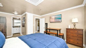 2 bedrooms, travel crib, WiFi, bed sheets - Apt next to Boardwalk, Pier, Beach, Dining & More (Newport Beach)