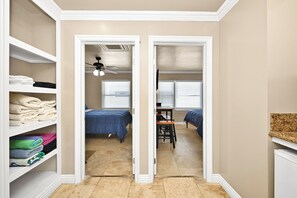 2 bedrooms, travel crib, WiFi, bed sheets - Apt next to Boardwalk, Pier, Beach, Dining & More (Newport Beach)
