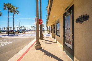 Property grounds - Clean Budget Friendly Apartment Steps from Beach (Newport Beach)