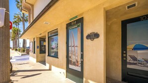 A hotel with a number 514 sign, a beach view, and a wheelchair-accessible entrance. - Clean Budget Friendly Apartment Steps from Beach (Newport Beach)