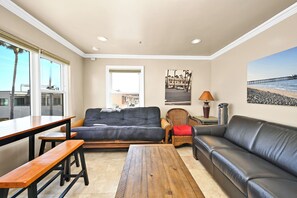 Living area - Connected Apartments next to Boardwalk/Balboa Pier (Newport Beach)