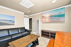 Living area - Connected Apartments next to Boardwalk/Balboa Pier (Newport Beach)