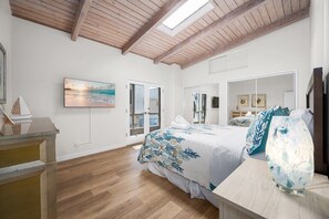 4 bedrooms, iron/ironing board, WiFi, bed sheets - Duplex home only 1 home from the Sand in W. NPB (Newport Beach)