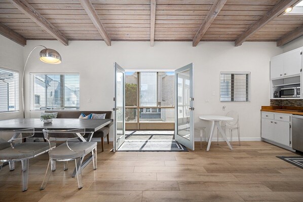 Dining - Duplex home only 1 home from the Sand in W. NPB (Newport Beach)