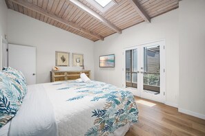 4 bedrooms, iron/ironing board, WiFi, bed sheets - Duplex home only 1 home from the Sand in W. NPB (Newport Beach)