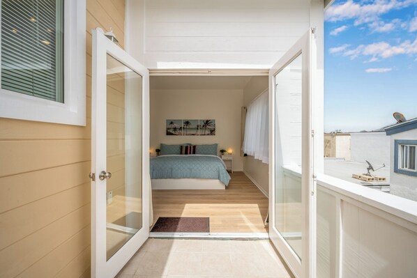 4 bedrooms, desk, iron/ironing board, travel cot - Quiet Newport Home w/ 2 Kings/Office/Walk to Ocean (Newport Beach)