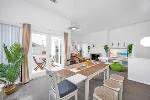 Interior - Quiet Newport Home w/ 2 Kings/Office/Walk to Ocean (Newport Beach)