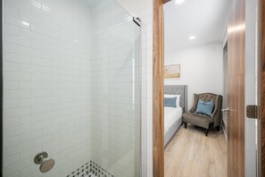 Douche, séchoir à cheveux, serviettes fournies