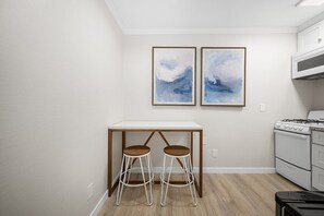 Micro-ondes, four, plaque de cuisson, cafetiĂšre/bouilloire